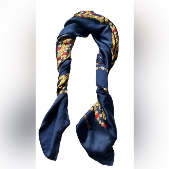 CHANEL Silk scarf
Very good condition
Navy, Silk - Picture 2 of 9